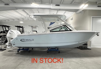 2025 Robalo R257 Ice Blue 